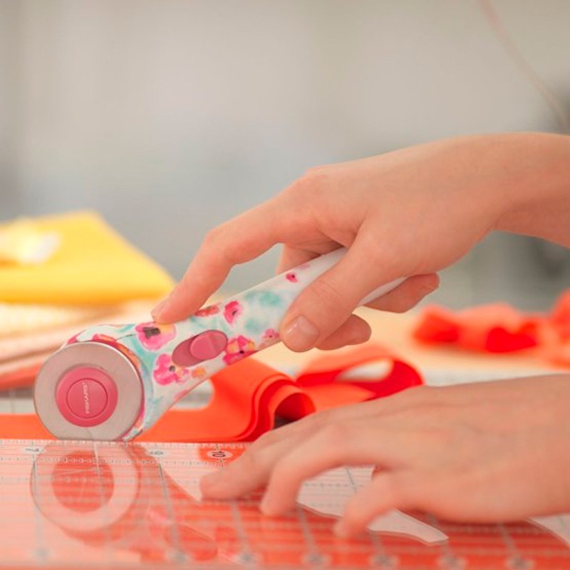 Rotary cutter with flowers Ø 45 mm Fiskars